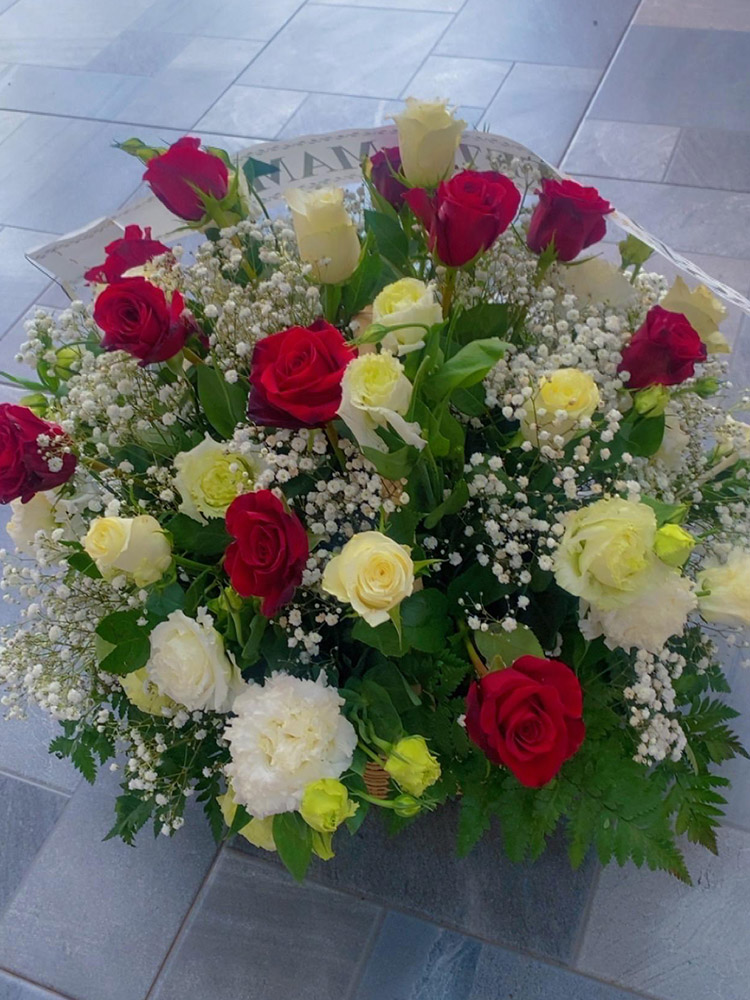 Joie d’Offrir – Bouquet élégant de roses rouges et blanches avec gypsophile