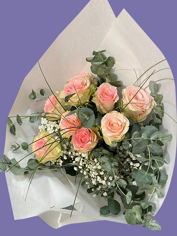 Liens d'Amitié, bouquet de roses roses délicates, eucalyptus et gypsophile dans un élégant emballage