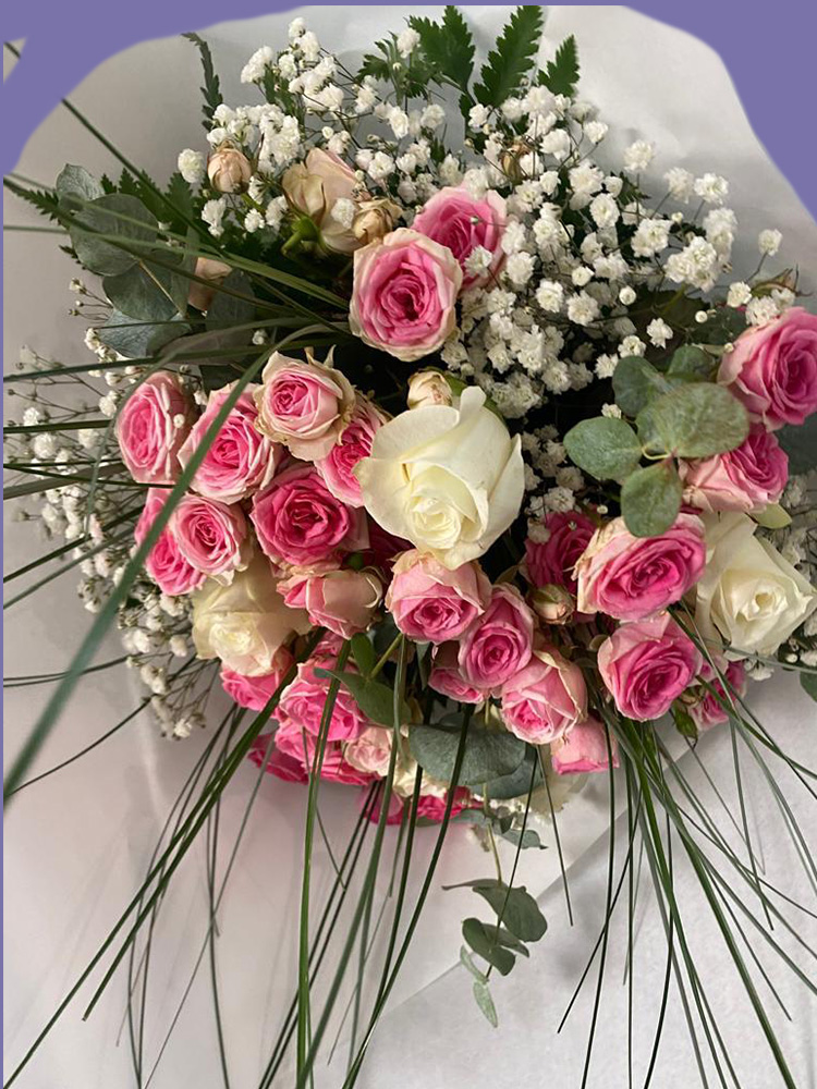 Rêve fleural, Un bouquet de roses roses et blanches, symbolisant la beauté, la douceur et la sérénité.