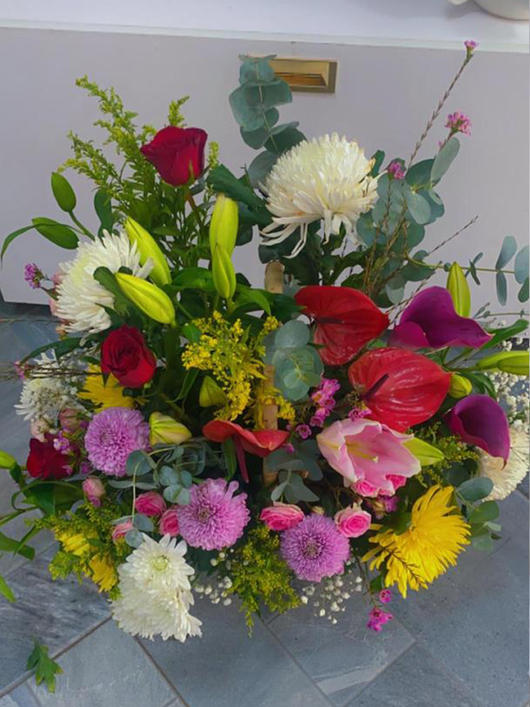 Bouquet fleurs colorées Dakar, roses rouges et lys Sénégal, composition florale élégante, fleurs à offrir Sénégal, livraison fleurs Dakar, bouquet luxe anthuriums