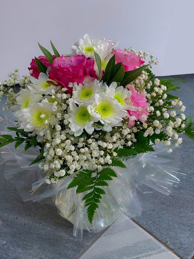 Courtoisie élégante, bouquet de fleurs composé de chrysanthèmes blancs, roses fuchsia et gypsophile