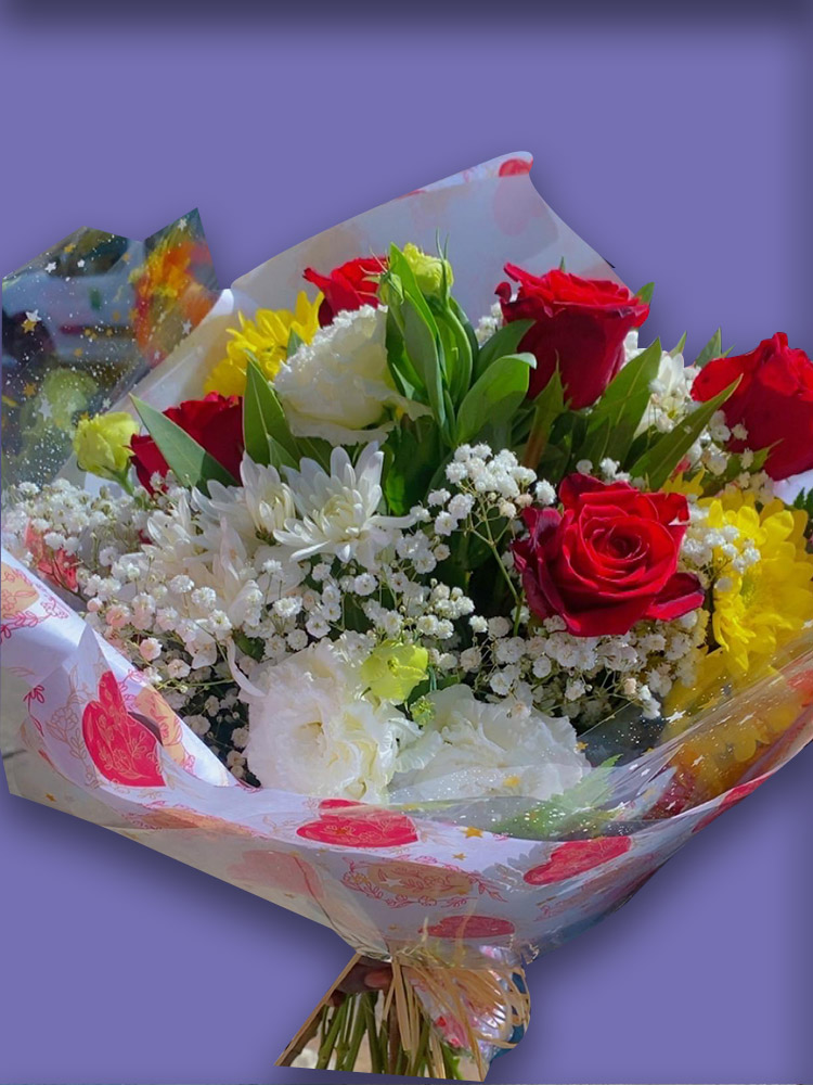 Doux Réveil, bouquet mêlant roses rouges, chrysanthèmes blancs et touches jaunes dans un emballage