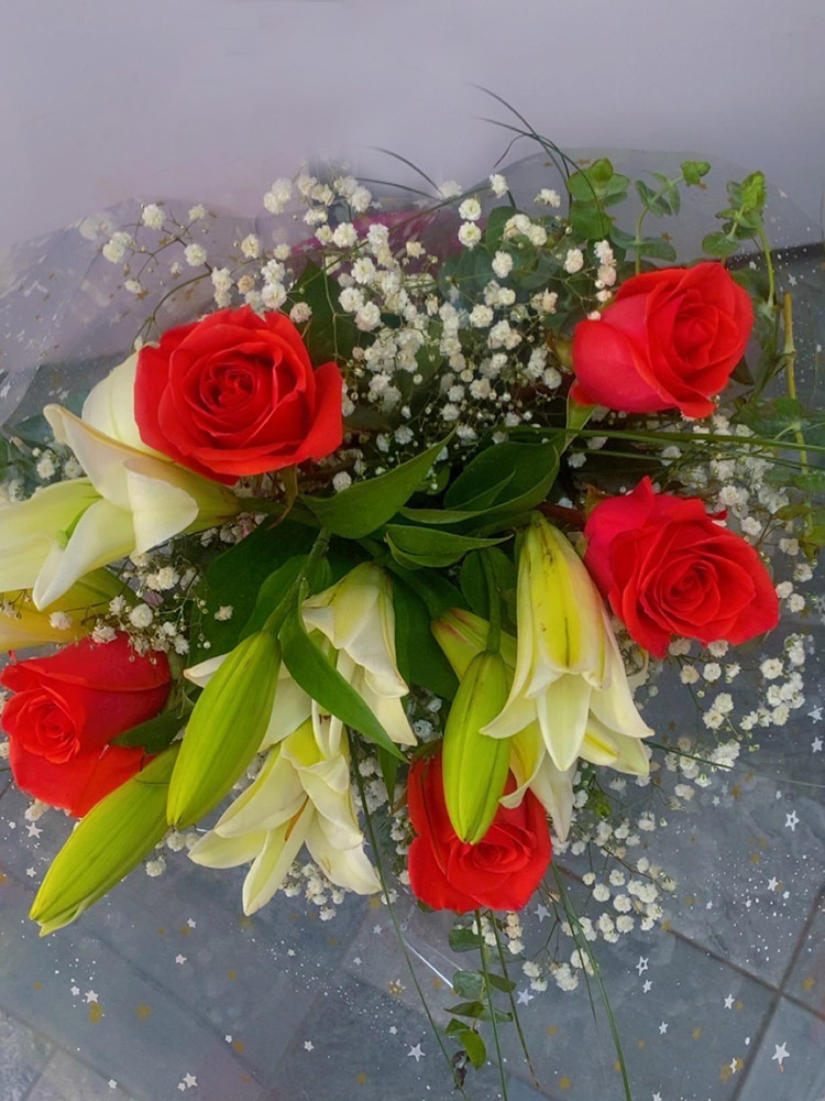 Bouquet élégant Dakar, roses rouges et lys blancs Sénégal, composition florale romantique, fleurs gypsophile Dakar, cadeau fleuri Saint-Valentin, livraison fleurs Dakar Sénégal, bouquet raffiné à offrir