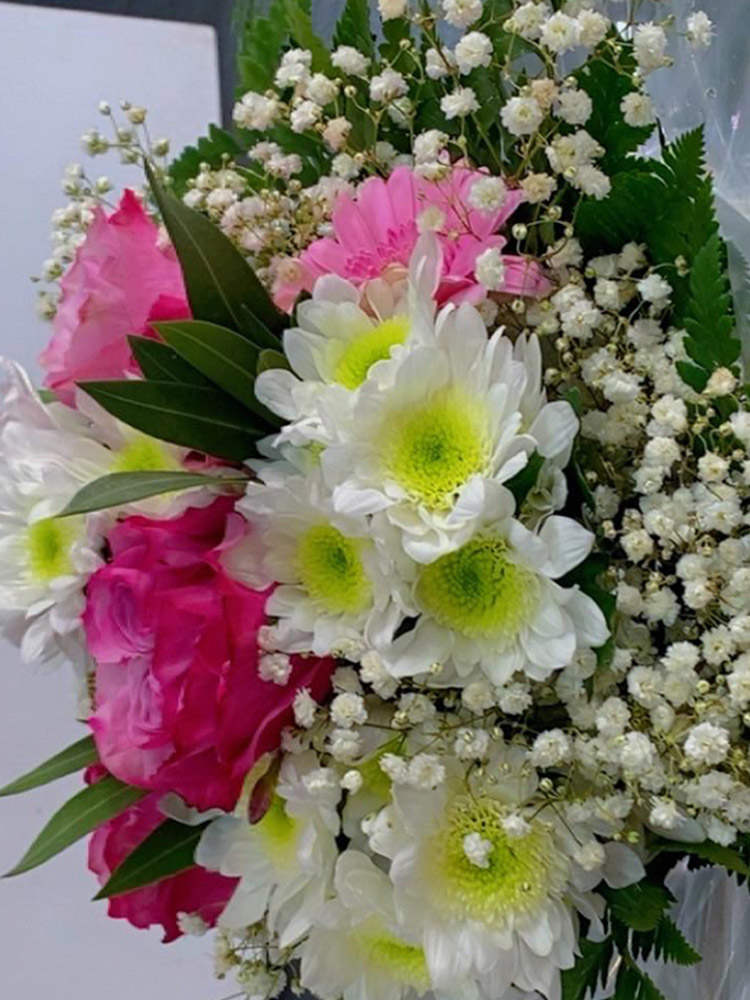 Bouquet élégant Dakar, pivoines roses , marguerites blanches à offrir, gypsophile florale, fleurs délicates, bouquet courtoisie et raffinement, Iris Garden dkr