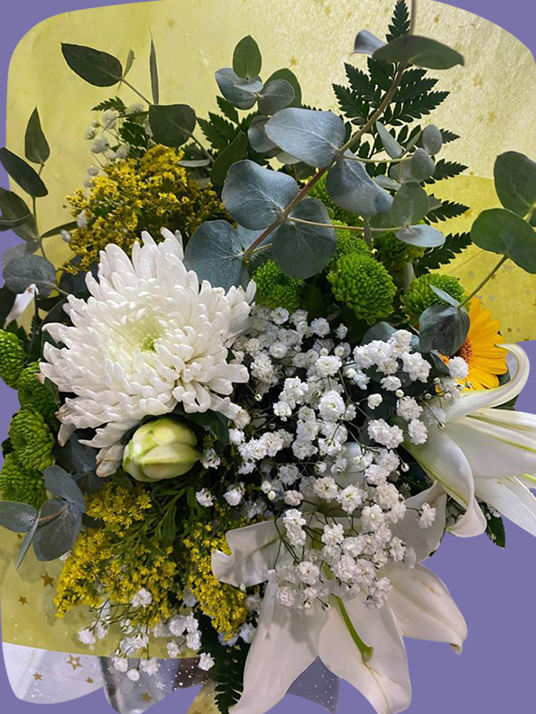 Plaisir d’Offrir – Élégant bouquet de chrysanthèmes blancs, eucalyptus et gypsophile