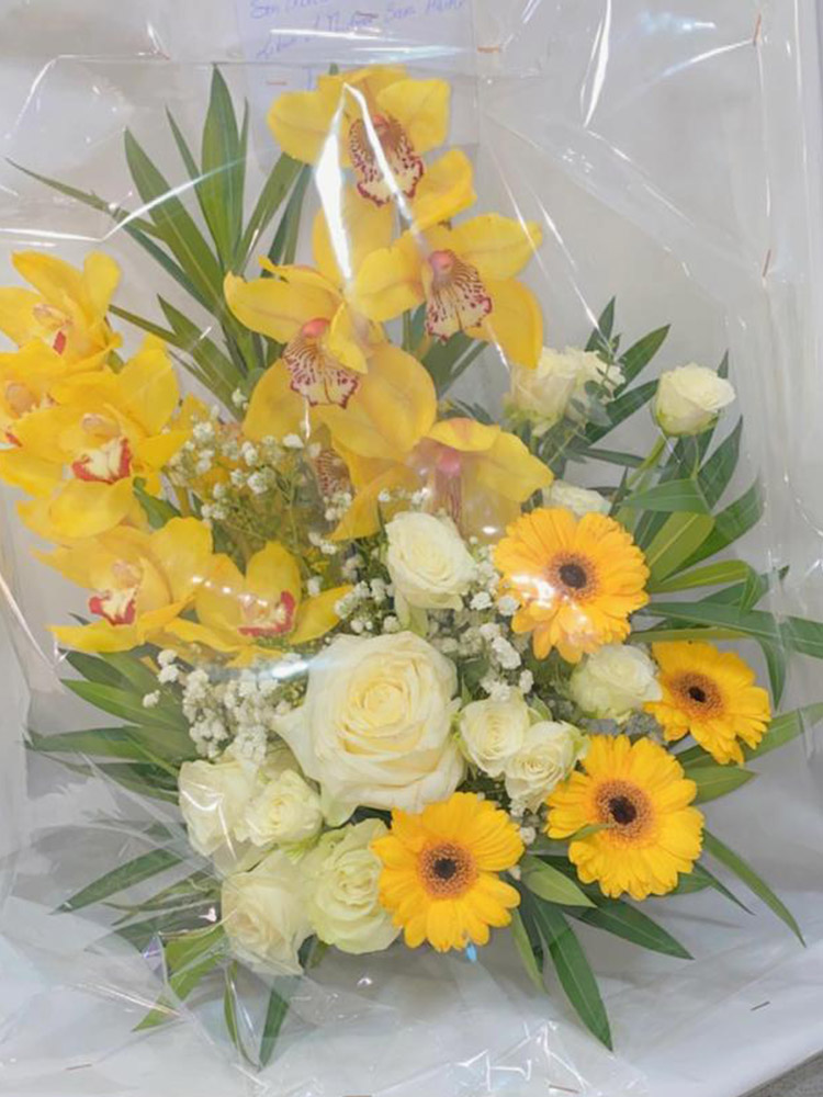 Bouquet fleurs jaunes Dakar, roses blanches orchidées Sénégal, composition lumineuse à offrir, fleurs de bienvenue Sénégal, Iris Garden fleuriste Dakar
