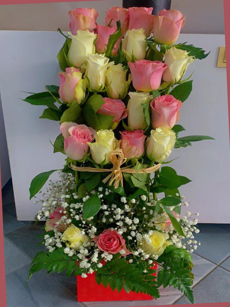 bouquet Teranga Sénégal, arrangement floral élégant Dakar, roses roses et blanches Sénégal, livraison bouquet raffiné, fleurs hospitalité Dakar, composition florale ruban doré, bouquet fougère et gypsophile