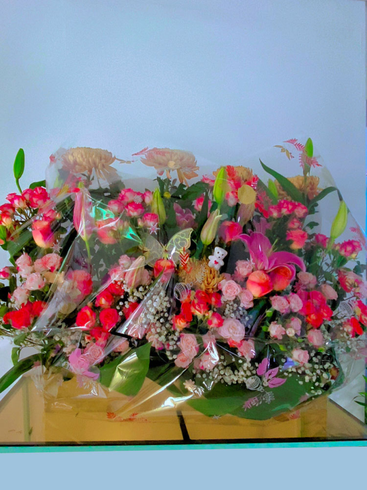 Écho des Fleurs, composition florale harmonieuse mêlant roses, lys, anastasia et gypsophile, arrangement artisanal Iris Garden