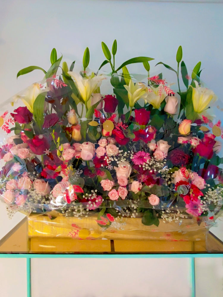 Parfum d’Iris, bouquet raffiné composé de roses, lys, anastasia et gypsophile, création florale élégante d’Iris Garden Dakar