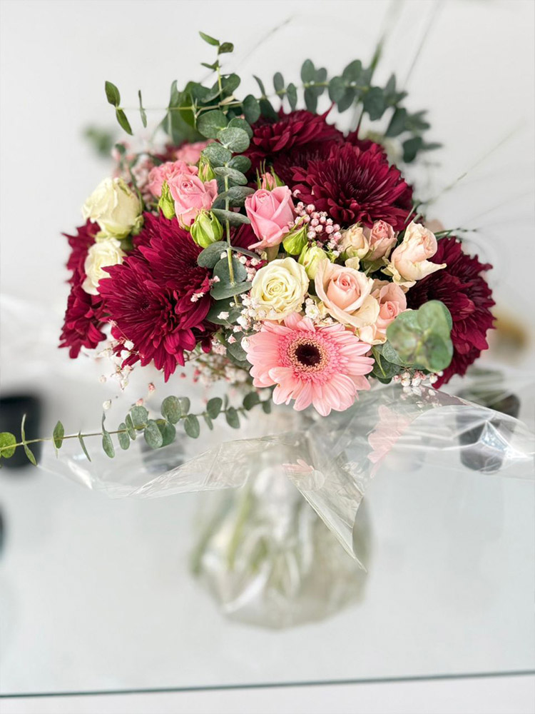 Bouquet élégant de gerberas bordeaux, roses roses et eucalyptus